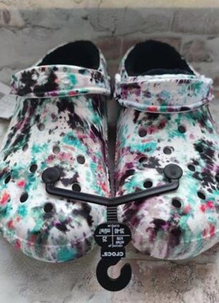 Кроксы утеплённые мехом crocs classic tie dye unisex для женщин и мужчин
