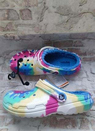 Кроксы утеплённые мехом crocs classic tie dye unisex для женщин и мужчин