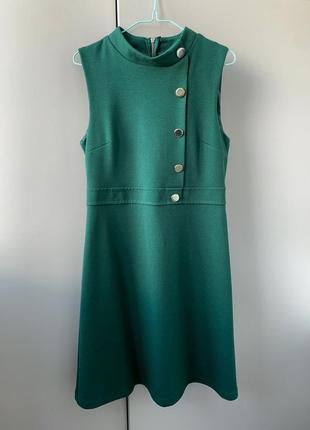 Зеленое платье без рукавов