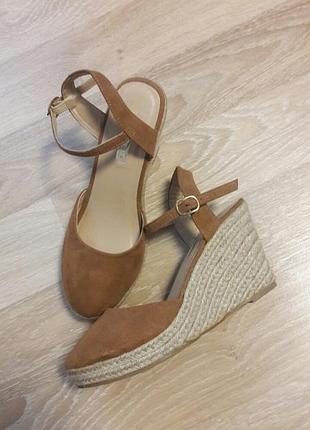 Босоножки на плетеной танкетке с закрытым носком