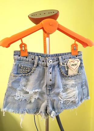 Daysie. из англии. в наличии. джинсовые шорты мом бойфренды с декорацией.
