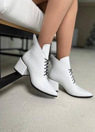 Белые ботинки на каблуке ботильоны кожаные7 фото
