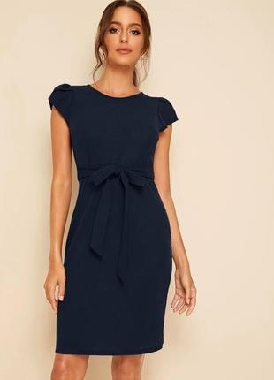 Базовое платье с поясом shein