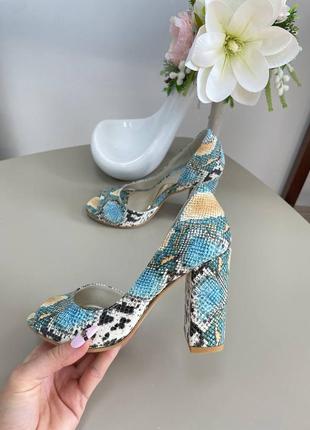 Жіночі туфлі з натуральної ексклюзивної шкіри під рептілію в голубих відтінках на каблуку 9 см1 фото