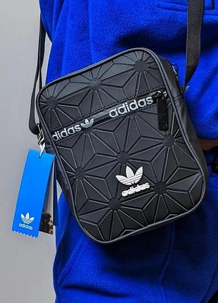 Вместительный и качественный мессенджер adidas