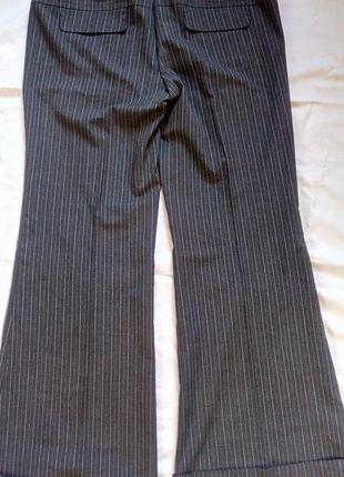 Серые широкие брюки в полоску2 фото