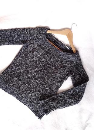 Базовий сірий светр з красивим візерунком бренду atmosphere