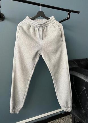 Серые спортивки