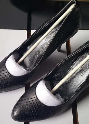 Жіночі класичні туфлі бренду bootqueen 013