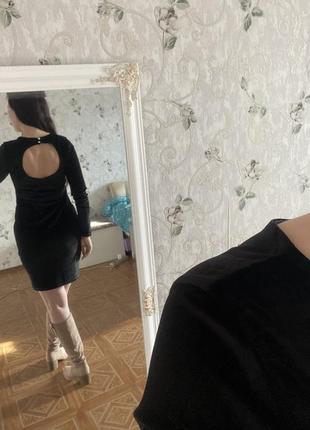 Нинктное велюровое платье с бурвзом на спине р. м