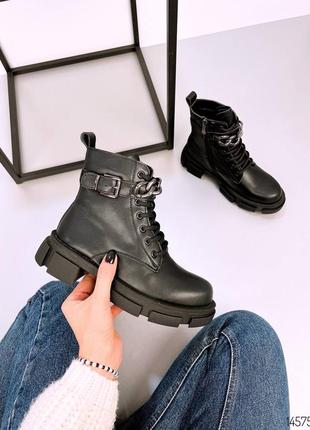 Черные натуральные кожаные демисезонные деми ботинки на шнурках шнуровке толстой тракторной подошве с ремешком цепочкой цепью кожа весна7 фото