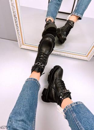 Черные натуральные кожаные демисезонные деми ботинки на шнурках шнуровке толстой тракторной подошве с ремешком цепочкой цепью кожа весна5 фото