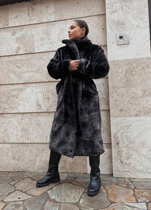 Стильное пальто из искусственного меха мутон с поясом3 фото