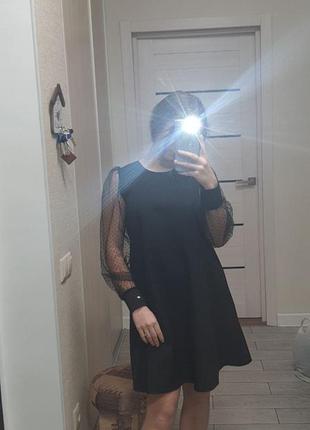Платье черного цвета с красивыми рукавами