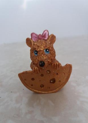 Статуэтка мышка с сыром"