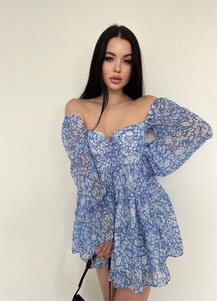 Платье с нежным цветочным принтом