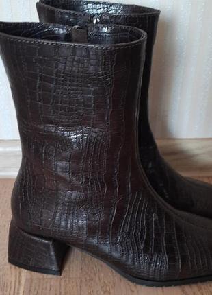Жіночі черевики з натуральної шкіри під рептилію шоколадному кольорі на каблуку 4см