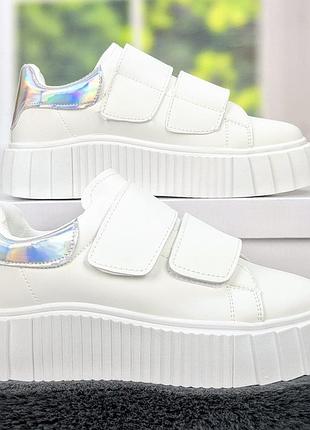 Кросівки жіночі білі з різнобарвною п'ятою на липучках xifa екошкіра на олійній підошві