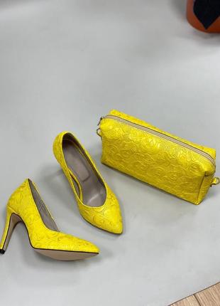 Эксклюзивные туфли лодочки из натуральной итальянской кожи и замша женские на шпильке жёлтые1 фото
