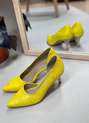 Эксклюзивные туфли лодочки из натуральной итальянской кожи и замша женские на шпильке жёлтые4 фото