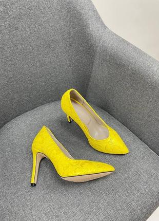 Эксклюзивные туфли лодочки из натуральной итальянской кожи и замша женские на шпильке жёлтые10 фото