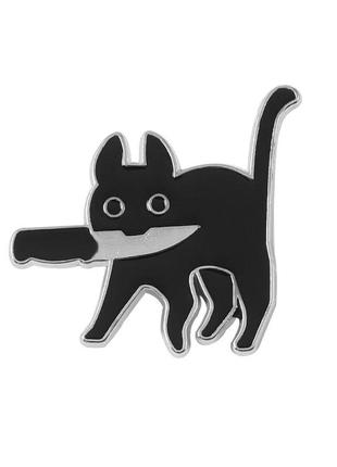 Емальований значок (пін, брошка) на рюкзак, сумку, кепку: чорний кіт з ножем, небезпечний котик