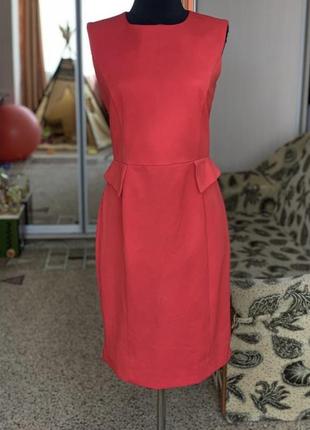 Красное платье по фигуре с замком на спине