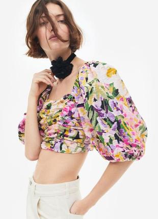 Стильный кроп топ в цветочный принт от h&m