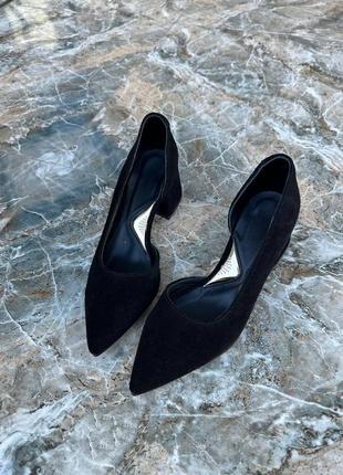 Базовые чёрные замшевые туфли лодочки на невысоком каблуке3 фото