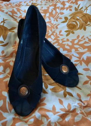 Женские замшевые туфли-босоножки  на невысоком каблуке.