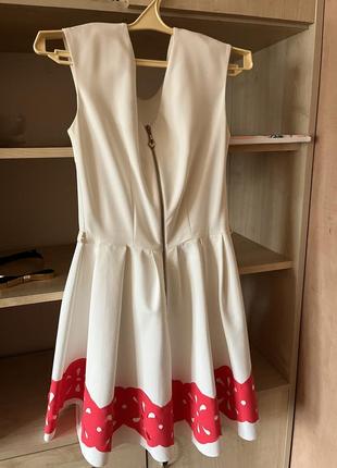 Белое платье с поясом2 фото