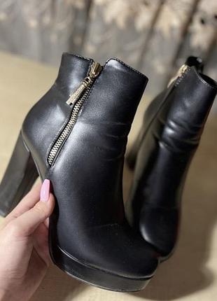 Черные ботльоны/ботинки на каблуке