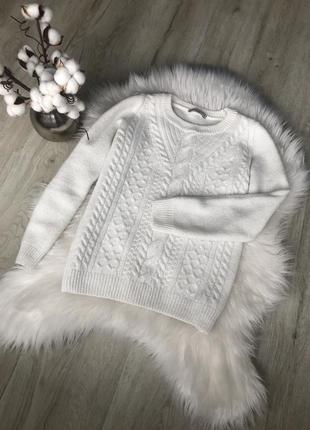 Белый вязаный свитер
