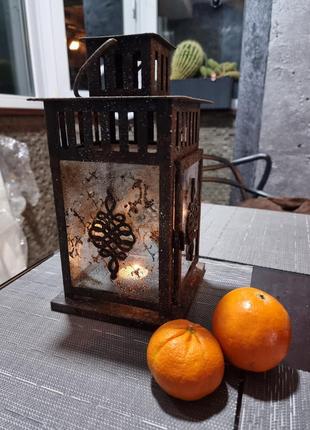 Старовинний ліхтар свічник до інтер'єру в ресторан кафе.