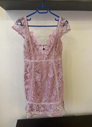 Праздничное женское кружевное платье от guess пыльно розового цвета пудрового цвета с открытой спиной