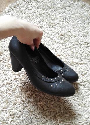 Фірмові туфлі