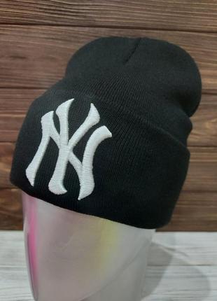 Чорна чоловіча шапка в стилі ny new york