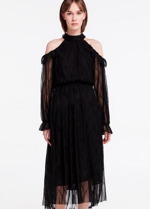 Черное платье миди с открытыми плечами4 фото