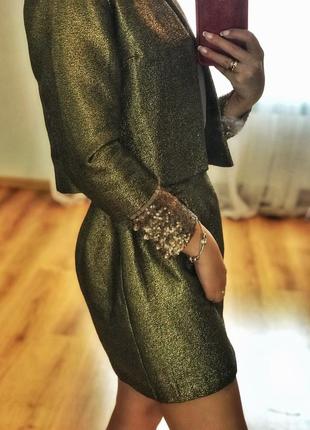 Стильный костюм юбка и пиджак золотого цвета3 фото