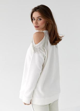 Женский белый свитшот кофта лонгслив оверсайз с вырезами на плечах2 фото
