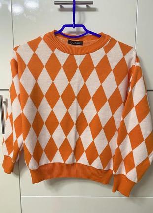 Яркий свитерик с геометрическим принтом