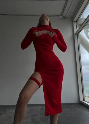Сукня червона однотонна на довгий рукав з вирізом в зоні декольте міді з вирізом по нозі якісна базова2 фото