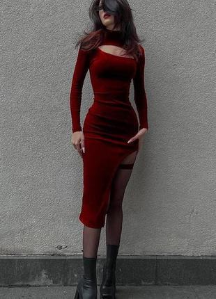 Сукня червона однотонна на довгий рукав з вирізом в зоні декольте міді з вирізом по нозі якісна базова5 фото