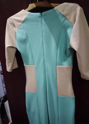 Стильное платье-футляр мятного цвета с песочными вставками3 фото