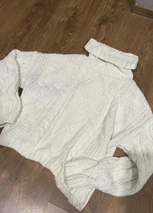 Объёмный вязанный белый свитер с горлом