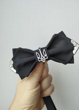 Галстук-бабочка черный с гербом украины и металлическими уголками матовый / бабочка черная с углами diamond