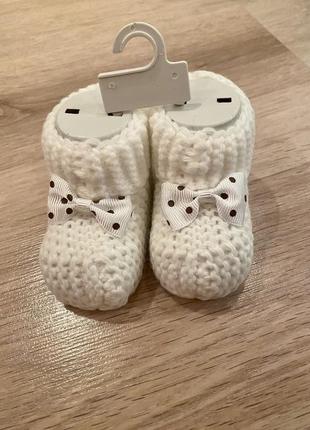 Вязаные пинетки для новорожденного с рождения 0+ новорожденных в роддоме на подарок пинеточки носка с бантиком бабочка лот акция маленькие
