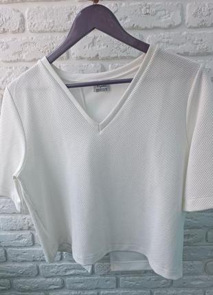 Белая стильная блуза с v-образным вырезом от zara.,м1 фото