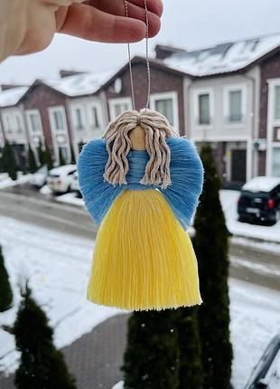 Девушка-ангел оберегает украины