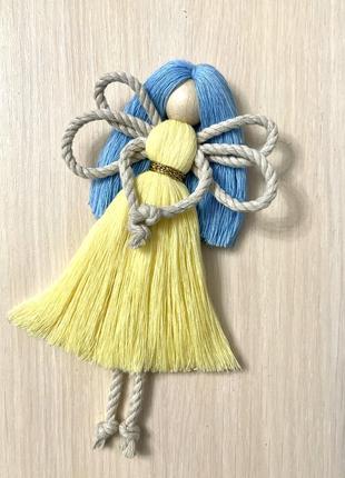 Девушка-ангел оберегает украины